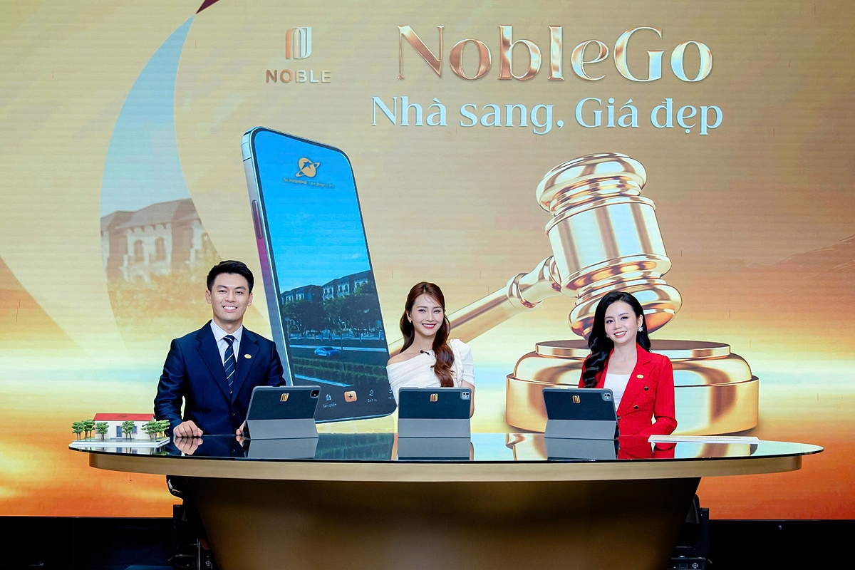 MC - Diễn viên Huyền Trang &lpar;giữa&rpar; ấn tượng với Sunshine Legend City - dự án đặc biệt phù hợp cho người trẻ hiện nay.