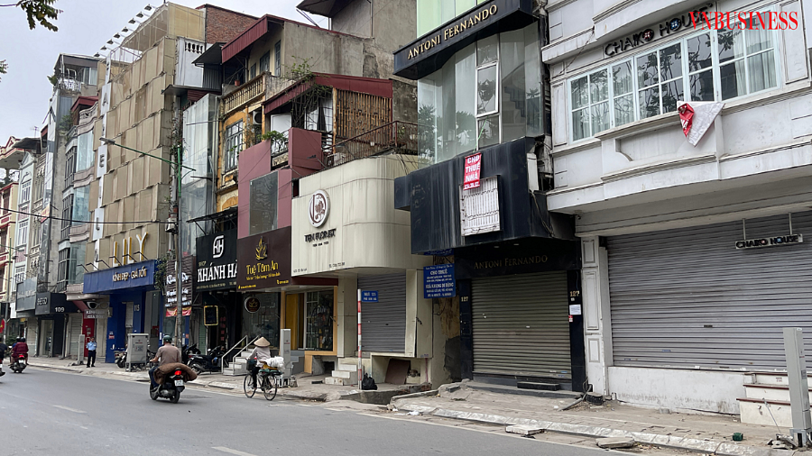 Nhiều tuyến phố từng sầm uất nay đều đóng cửa im lìm.