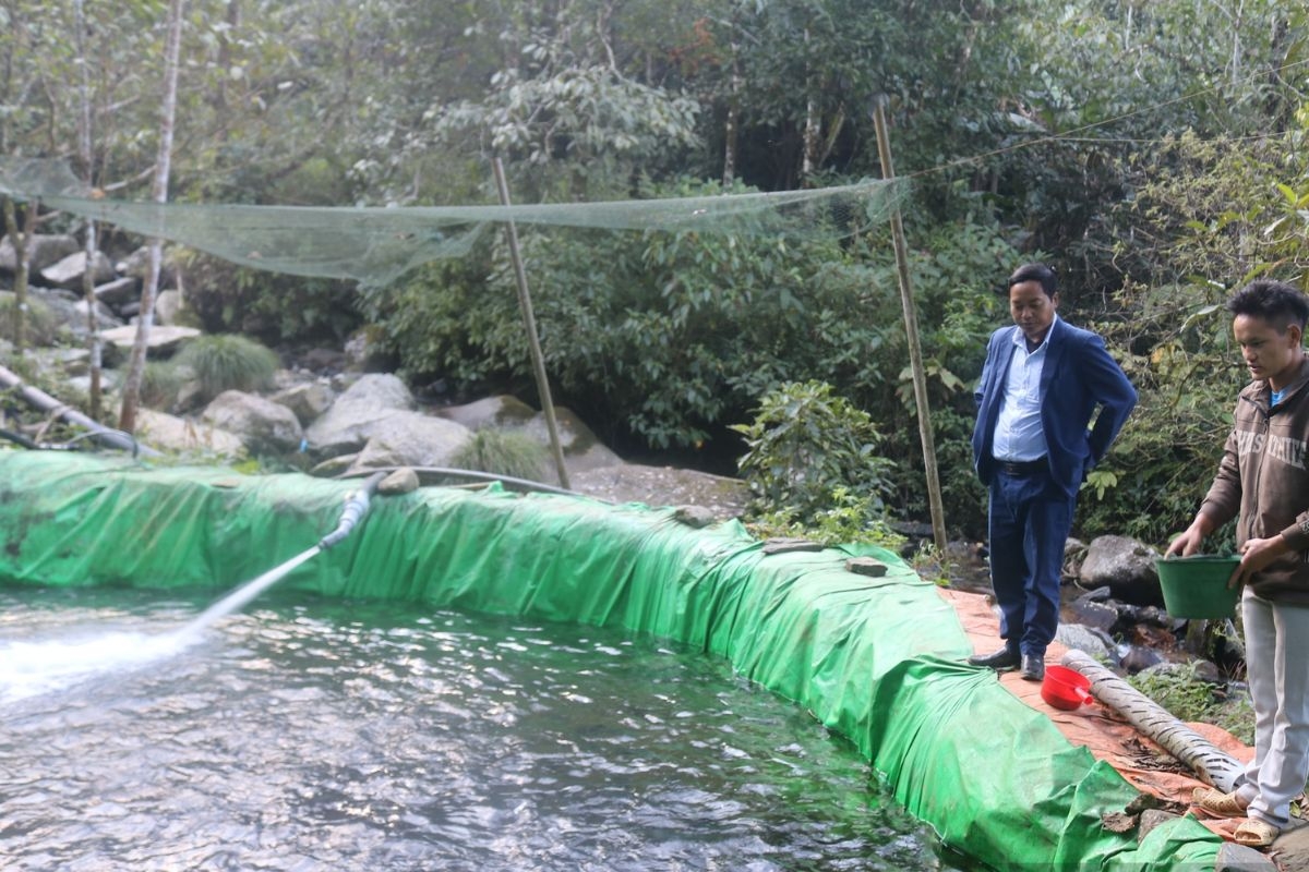 Nhiều hộ dân thôn Can Hồ Mông đã mạnh dạn vay vốn đầu tư ao, ống dẫn nước, mua giống cá hồi, cá tầm về nuôi.