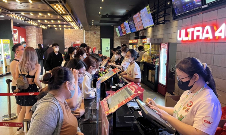 Chỉ sau 17 ngày, ‘Mưa đỏ’ thu 551,3 tỷ: Bước ngoặt của kinh tế điện ảnh Việt?