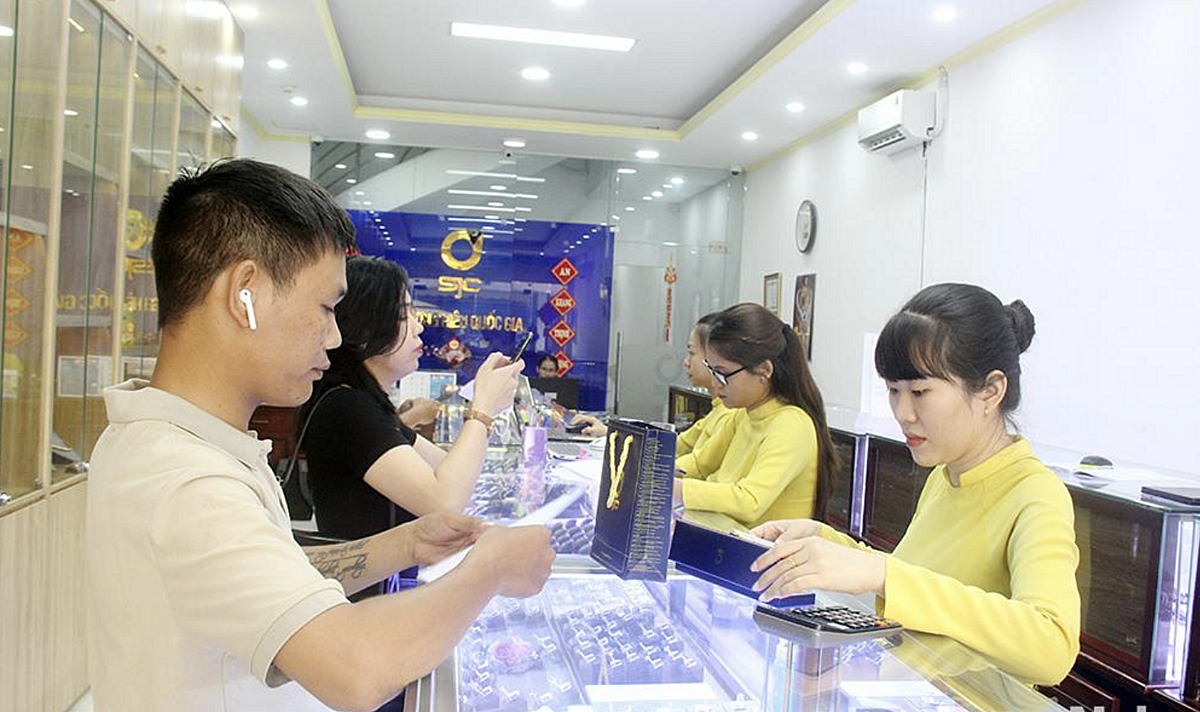 Theo quy định từ ngày 10/10, ngân hàng và doanh nghiệp đủ điều kiện tham gia nhập khẩu, sản xuất vàng miếng.