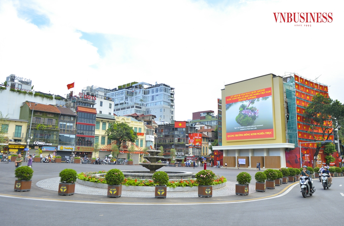 Sau chỉnh trang giai đoạn 1, quảng trường Đông Kinh Nghĩa Thục rộng 1,4 ha trở thành không gian xanh, sạch, đẹp thoáng đãng kết nối với phố cổ Hoàn Kiếm và không gian phố đi bộ và vùng phụ cận.