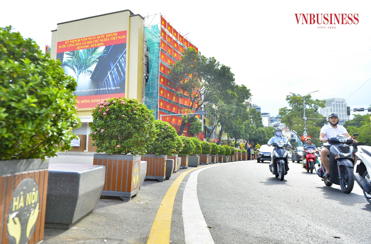 Dự án cải tạo Quảng trường Đông Kinh Nghĩa Thục được chia làm 2 giai đoạn. Giai đoạn 1 đã hoàn tất, gồm hạ giải tòa nhà Hàm cá mập &lpar;số 1-3-5 Đinh Tiên Hoàng&rpar; và chỉnh trang nhà hàng Thủy Tạ.