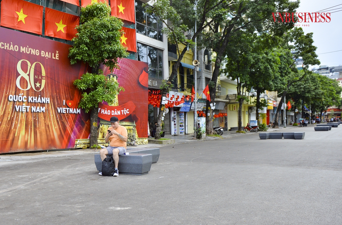 Các hộ dân trên tuyến phố cũng tự chỉnh trang mặt đứng, mái che, mái vẩy để đảm bảo mỹ quan đô thị.