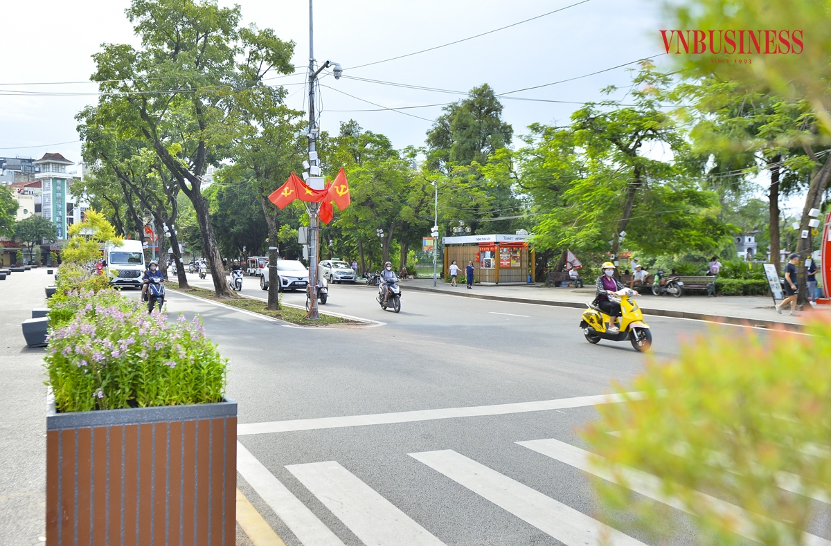 Đường Đinh Tiên Hoàng, nhiều hạng mục được điều chỉnh như di dời bãi xe, phá dỡ dải phân cách, giữ nguyên hệ thống cây xanh, tổ chức lại giao thông và bổ sung chậu cây di động có thể dịch chuyển sát vỉa hè khi cần thiết.