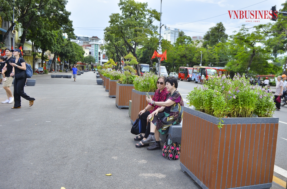 Nhiều ghế đá được bố trí quanh các chậu hoa cảnh tại Quảng trường Đông Kinh Nghĩa Thục, phục vụ người dân dừng chân thư giãn.