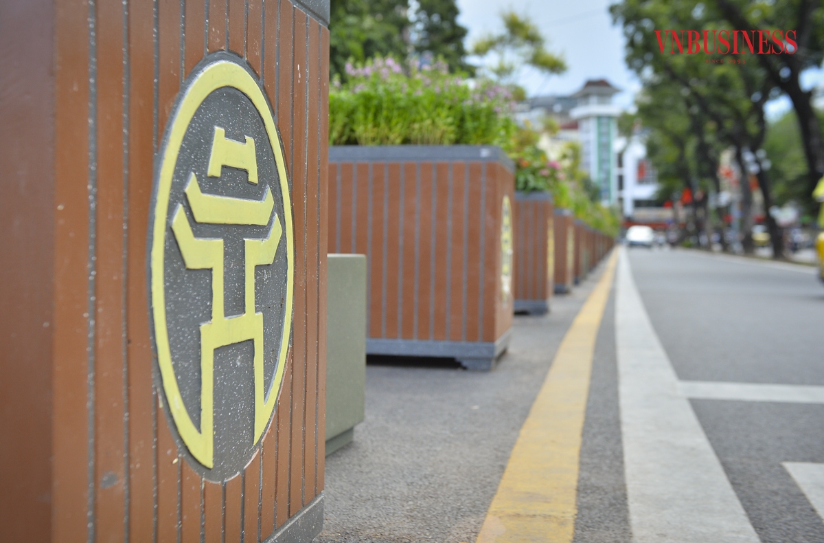 Những chậu hoa được thiết kế gắn biểu tượng Khuê Văn Các, ngăn cách người đi bộ với bên ngoài vừa tạo mỹ quan đô thị, vừa đảm bảo an toàn cho các hoạt động tại khu vực bên trong.