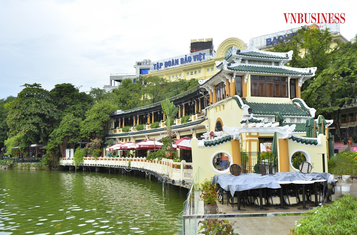 Các hạng mục mái che, mái vẩy và các công trình phụ trợ của nhà hàng Thuỷ Tạ gần đó cũng đã được khôi phục nguyên trạng kiến trúc ban đầu.