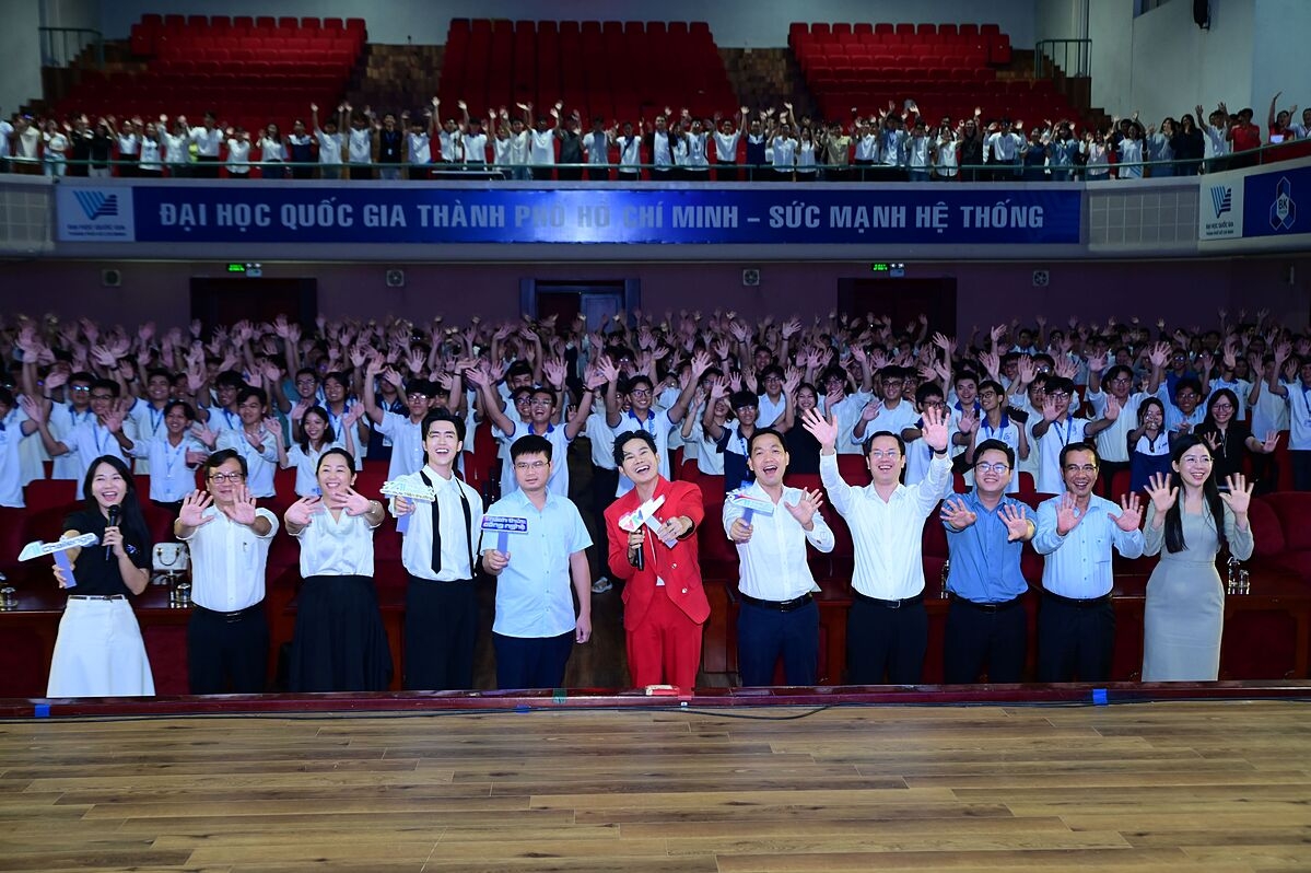 Sinh viên Đại học Quốc gia Thành phố Hồ Chí Minh hưởng ứng sự kiện Unitour đầu tiên của cuộc thi AI Thực chiến 2025.
