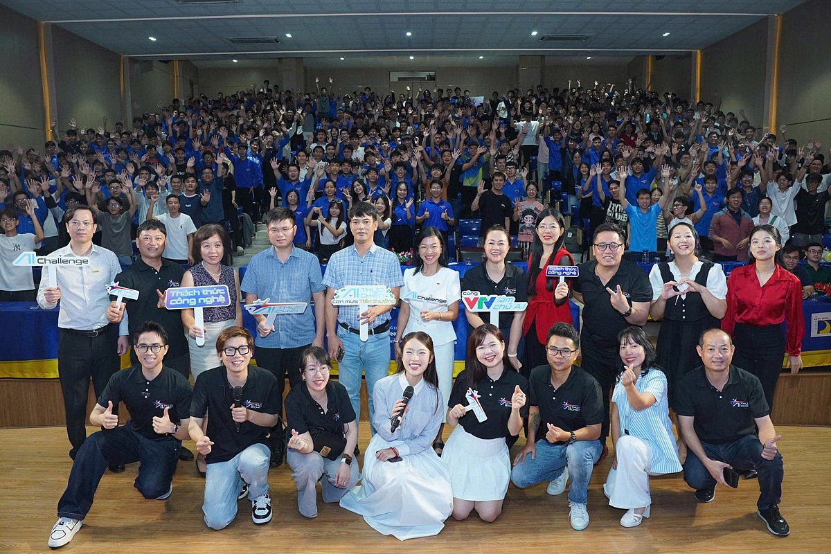 Sự xuất hiện của MC Khánh Vy đã ‘làm nóng” không khí sự kiện Unitour tại Đại học Bách Khoa Đà Nẵng.