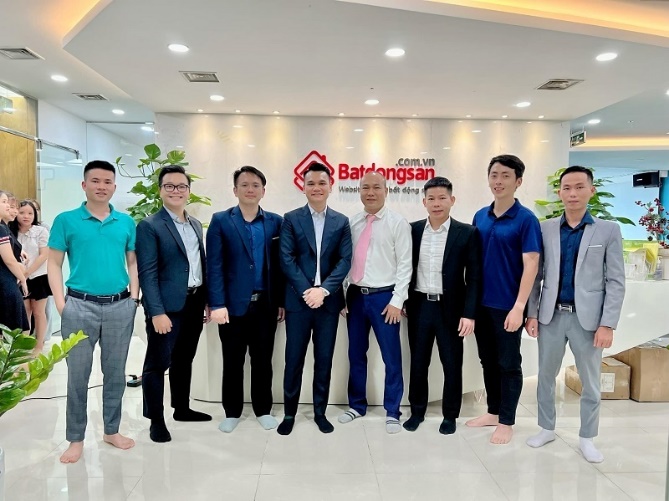 Ngoài cầm mic, Khắc Việt lựa chọn kinh doanh bất động sản.