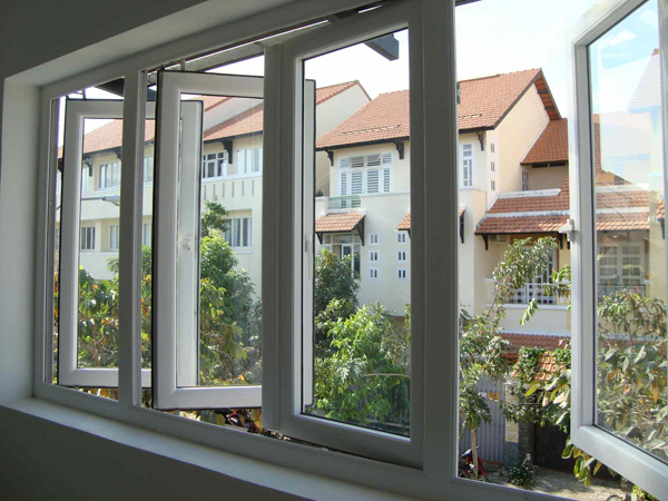 Cửa sổ lõi thép uPVC ngăn mưa hắt hiệu quả, dễ dàng vệ sinh sạch sẽ sau mưa bão, không bị nấm mốc.