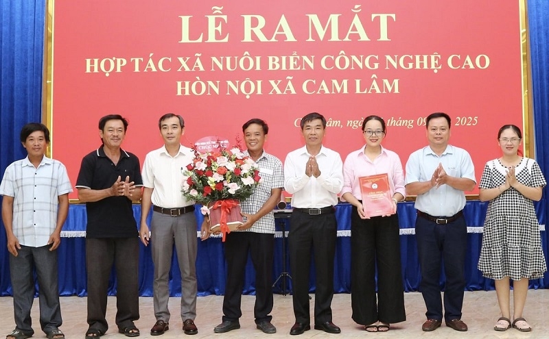 Lãnh đạo Liên minh HTX tỉnh, Sở Nông nghiệp và Môi trường Khánh Hòa trao các quyết định và tặng hoa chúc mừng HTX Nuôi biển CNC Hòn Nội, xã Cam Lâm.