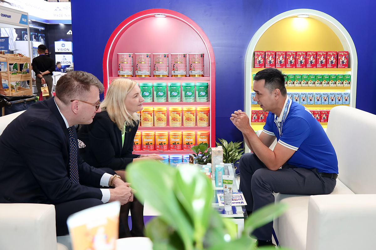 Các sản phẩm xanh, sản xuất theo tiêu chí thân thiện với môi trường của Vinamilk được nhiều người mua hàng &lpar;buyer&rpar; quốc tế quan tâm tại Triển lãm Vietnam International Sourcing 2025.