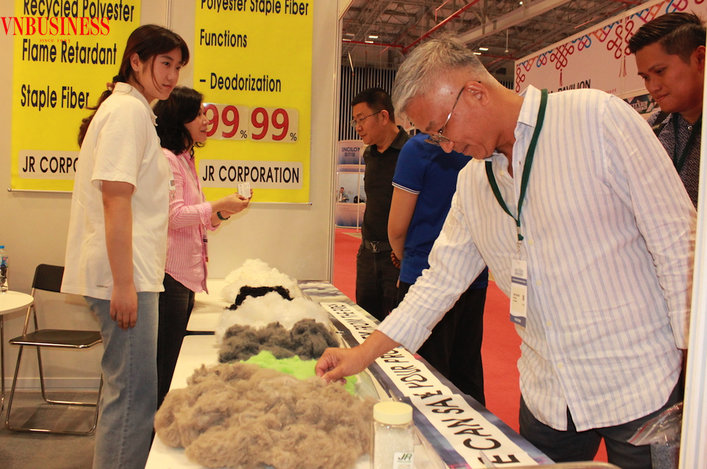 Khoảng 60% nguyên phụ liệu dệt may đang phải nhập khẩu, chủ yếu từ Trung Quốc, bao gồm bông, sợi và vải, chiếm tỷ trọng lớn trong chuỗi cung ứng.