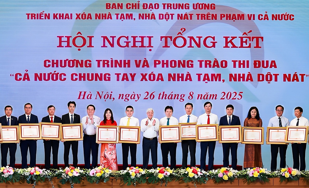 Ông Đàm Thế Thái - Phó Tổng giám đốc HDBank &lpar;đứng thứ 2 từ trái qua&rpar; - đại diện Ngân hàng nhận bằng khen của Thủ tướng Chính phủ.