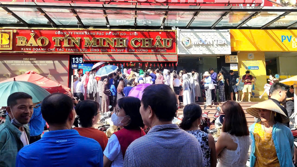 Người dân xếp hàng đợi đến lượt mua vàng miếng tại cửa hàng Bảo Tín Minh Châu khi giá chạm 134 triệu đồng/lượng.