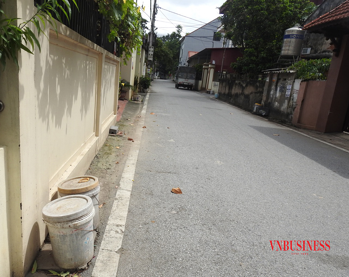 Trước cửa hộ nào cũng có 2 thùng rác ngay ngắn.