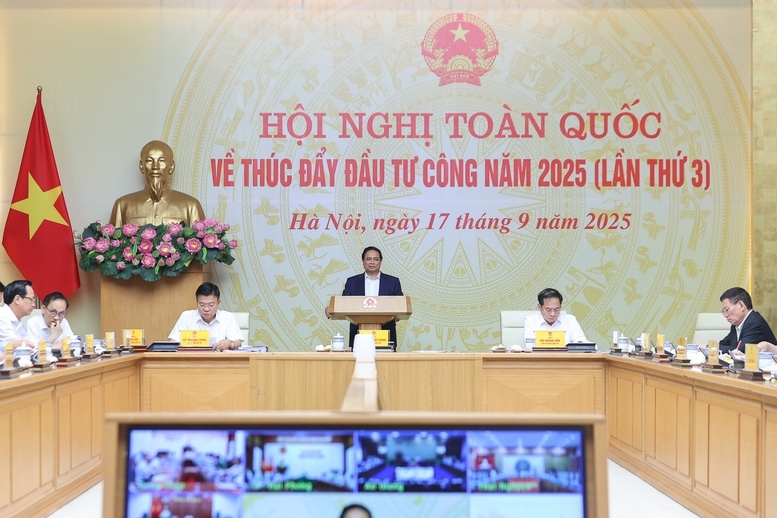 Thủ tướng Phạm Minh Chính nêu rõ giải ngân đầu tư công năm 2025 có nhiều tiến bộ nhưng vẫn còn những điểm nghẽn, nút thắt, còn khoảng cách so với yêu cầu đặt ra - Ảnh: VGP