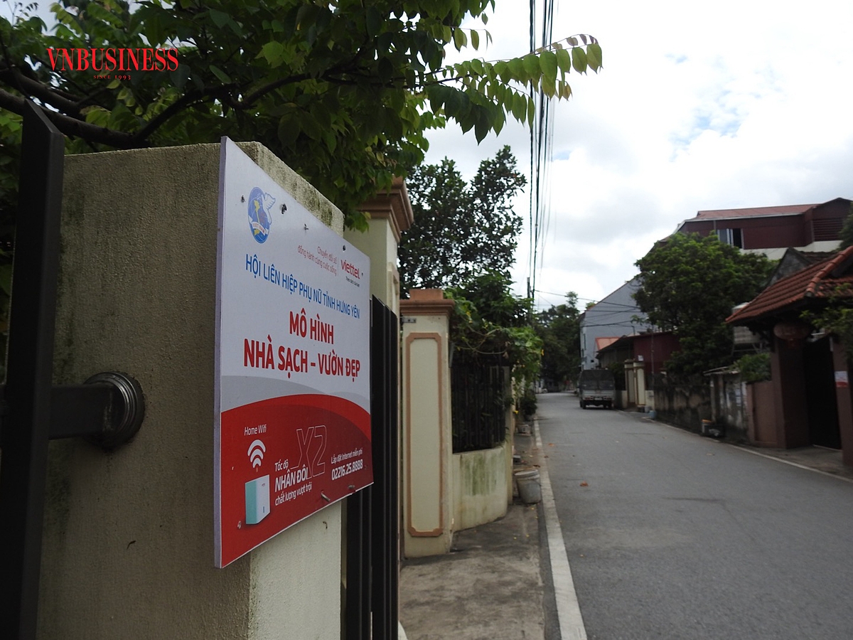 Đường làng ngõ xóm tại Nghĩa Trụ sạch sẽ, không rác thải.