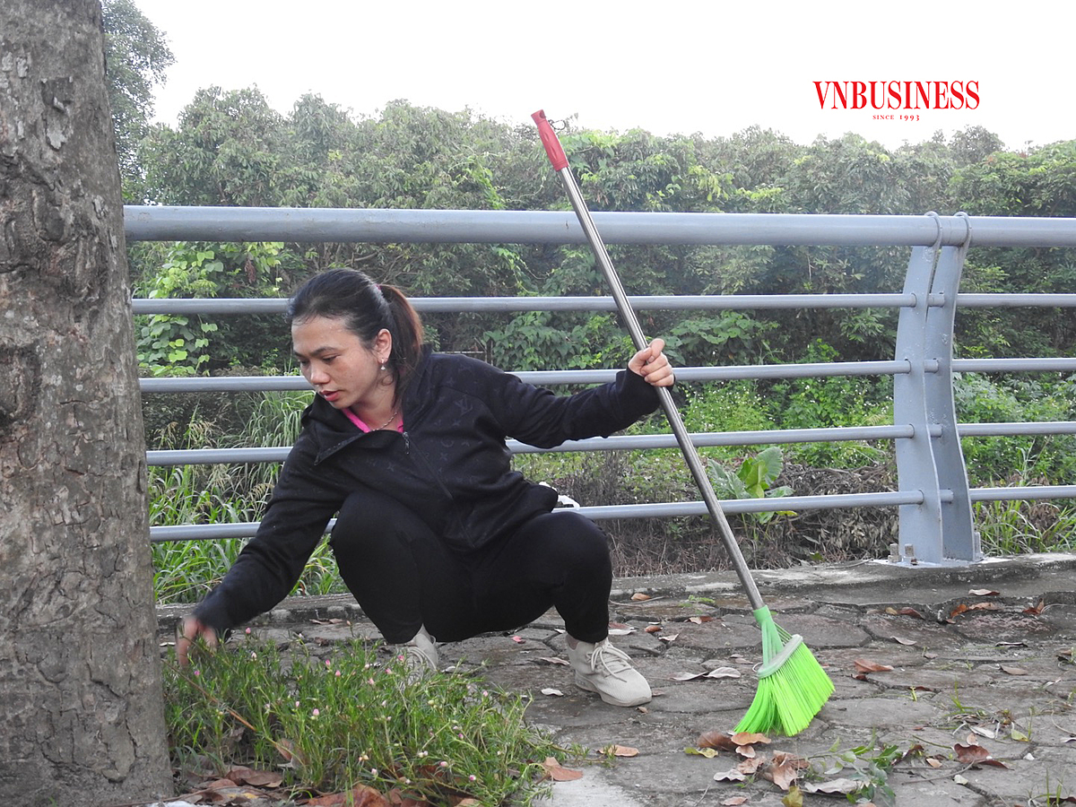 Hội viên Chi hội phụ nữ thôn Như Lân vệ sinh đường phố vào sáng Chủ nhật hàng tuần.