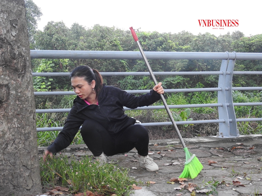 Hội viên Chi hội phụ nữ thôn Như Lân vệ sinh đường phố vào sáng Chủ nhật hàng tuần.