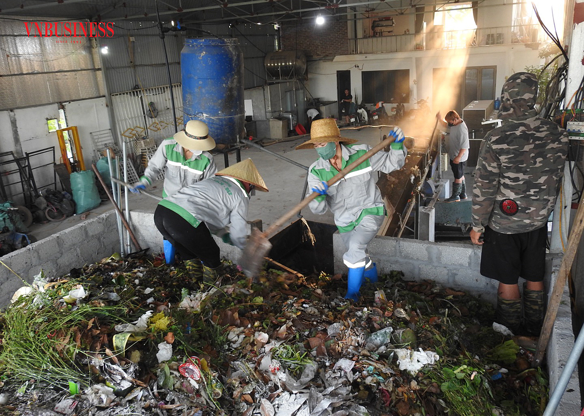 Rác sau khi được trộn men vi sinh theo tỷ lệ nhất định được đưa vào máy nghiền.