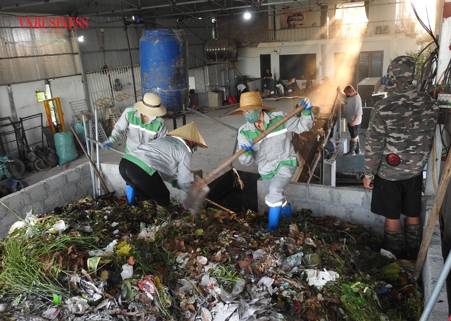 Rác sau khi được trộn men vi sinh theo tỷ lệ nhất định được đưa vào máy nghiền.