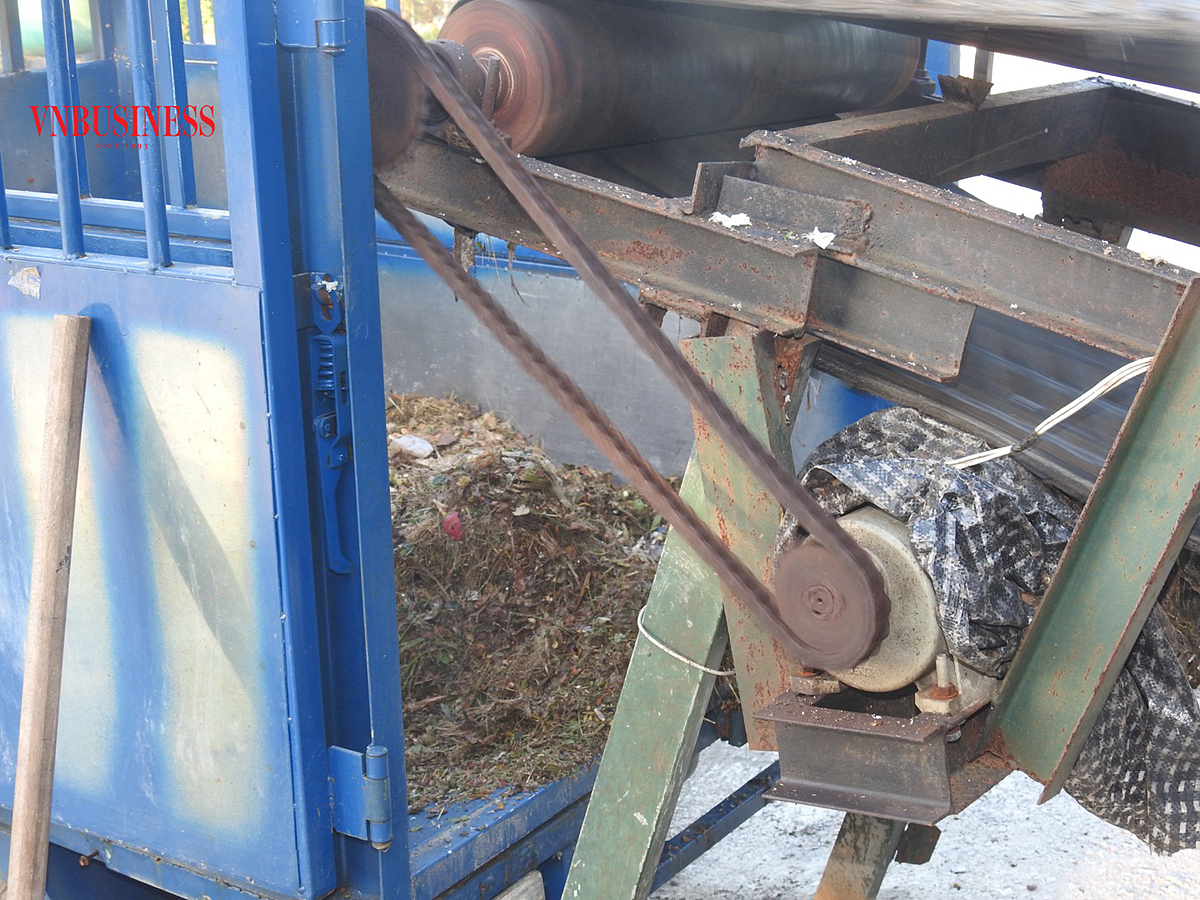 Rác hữu cơ được xử trước khi đưa đi ủ phân vi sinh.