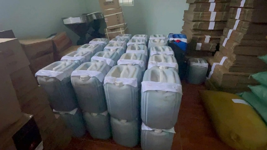 Nhiều thùng chất phụ gia để trộn cà phê do công an phát hiện tại một doanh nghiệp tư nhân từng bị cơ quan chức năng phát hiện.