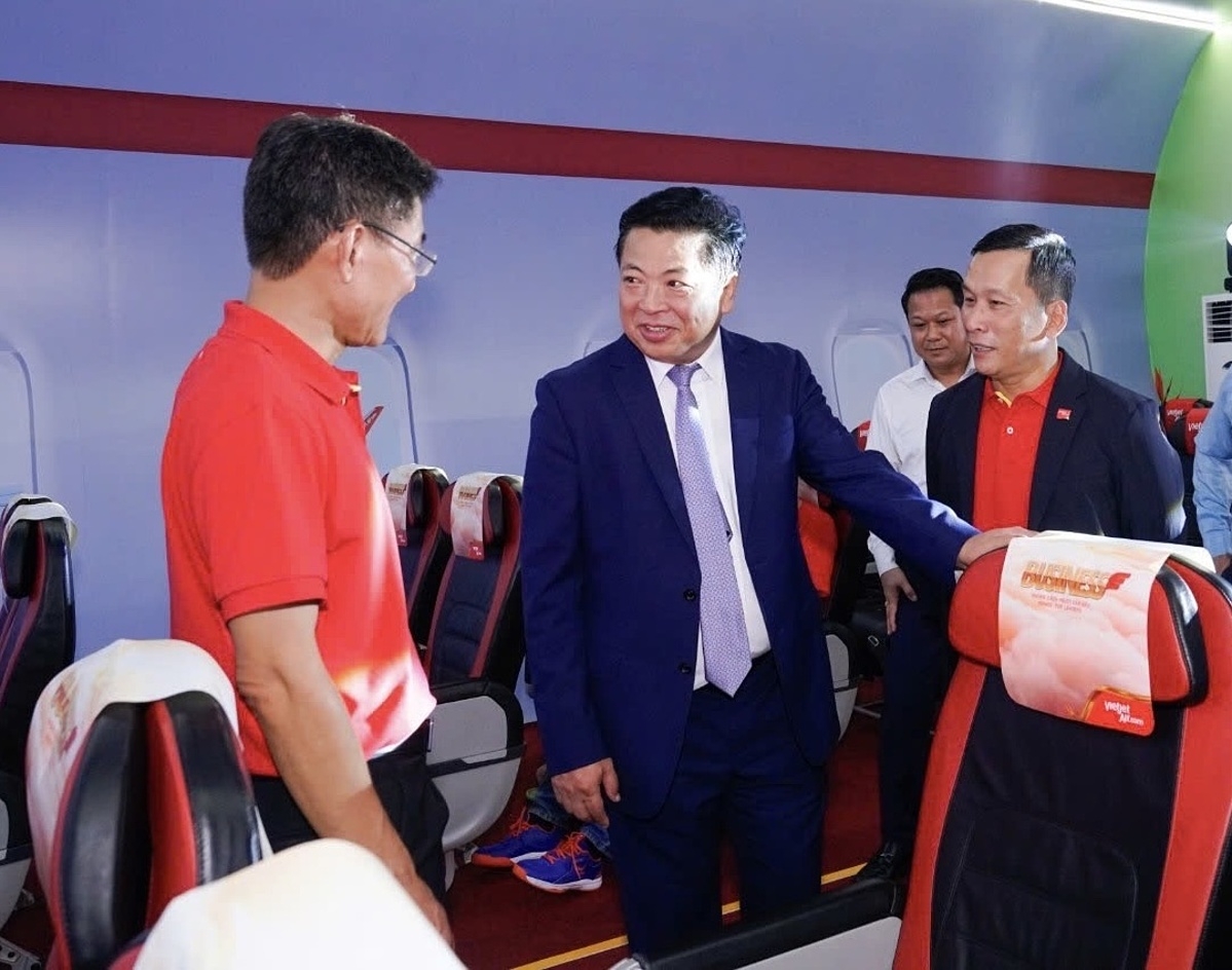 Bộ trưởng Xây dựng Trần Hồng Minh &lpar;thứ hai từ trái sang&rpar; ghé thăm khu trưng bày của Vietjet vào sáng ngày 28/8.