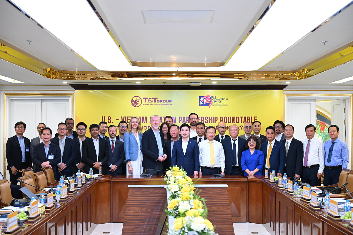 Các đại biểu chụp ảnh lưu niệm tại buổi tọa đàm.