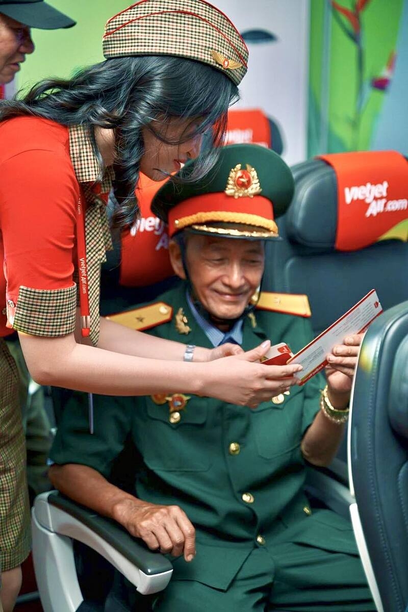 Các cựu chiến binh xúc động khi được tận mắt chứng kiến thành quả ngành hàng không dân dụng Việt Nam.