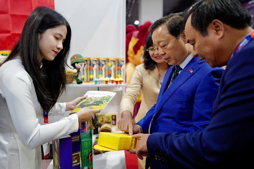 Phó Thủ tướng Trần Hồng Hà đã thăm các gian hàng của doanh nghiệp Việt Nam tham gia Triển lãm MIHAS 2025.