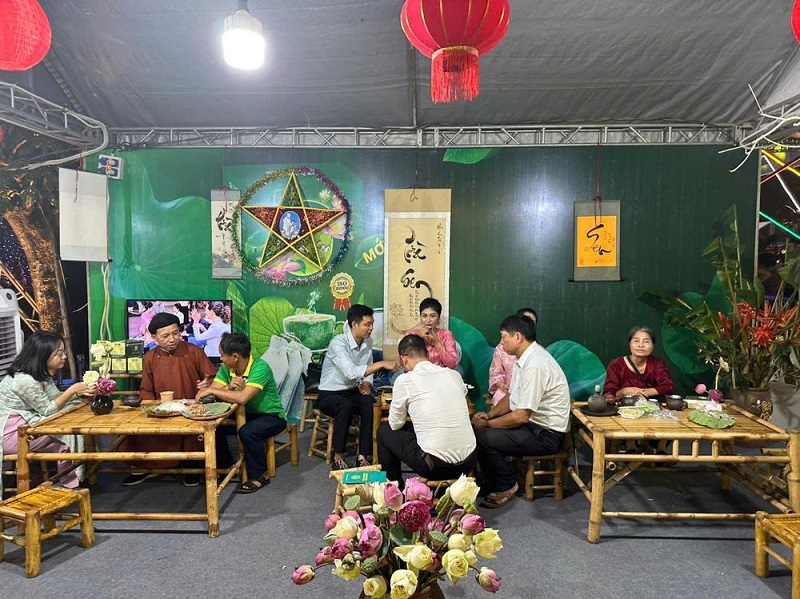 Du khách thưởng thức đồ uống và ẩm thực tại các gian hàng của Lễ hội.