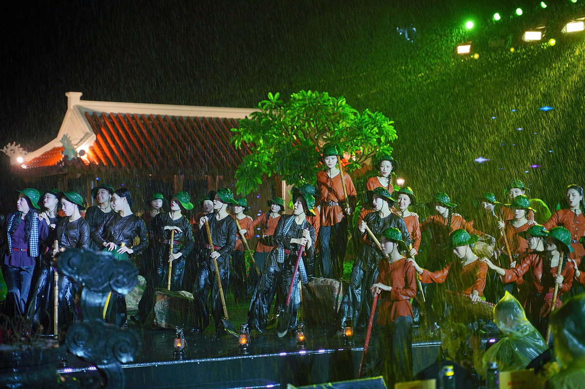 Dưới cơn mưa lớn của tháng 9 lịch sử, cảm xúc của khán giả liên tục được đẩy lên cao trào khi chương trình tái hiện lại sự hy sinh anh dũng của 16 thanh niên xung phong năm xưa…