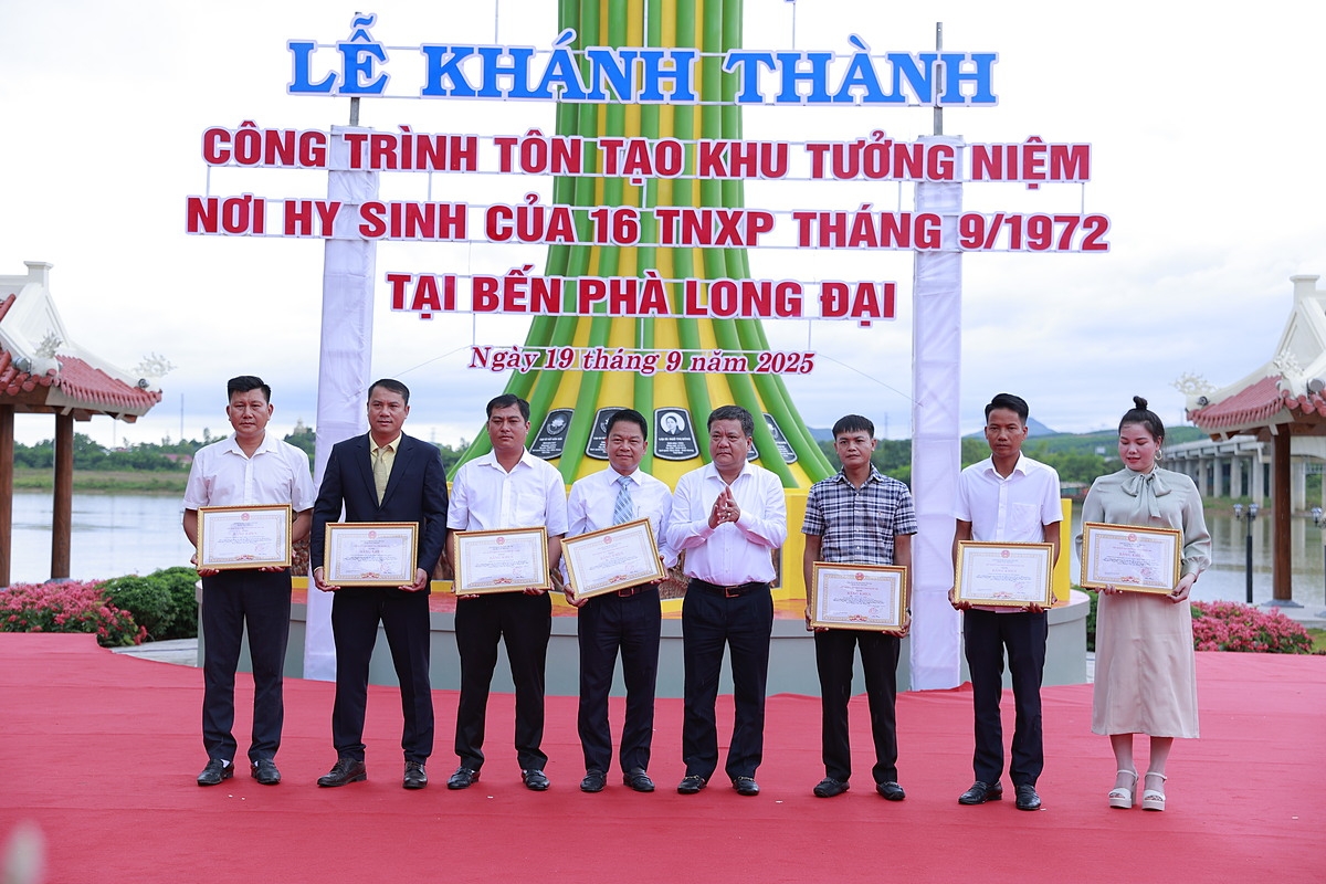 Phó Chủ tịch Quốc hội Trần Quang Phương và Bộ trưởng Bộ Văn hóa-Thể thao và Du lịch Nguyễn Văn Hùng tặng quà cho các cựu TNXP.