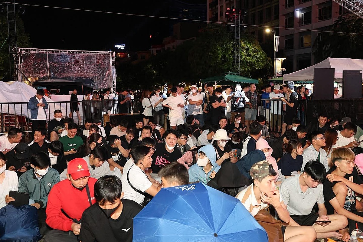 Hàng đoàn người thức xuyên đêm đợi giờ iphone mở bán.