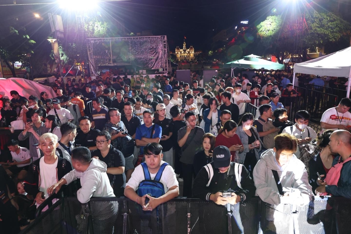 Những cảnh tượng thường thấy ở nước ngoài nay đã xuất hiện tại Việt Nam tại sự kiện iphone mở bán.