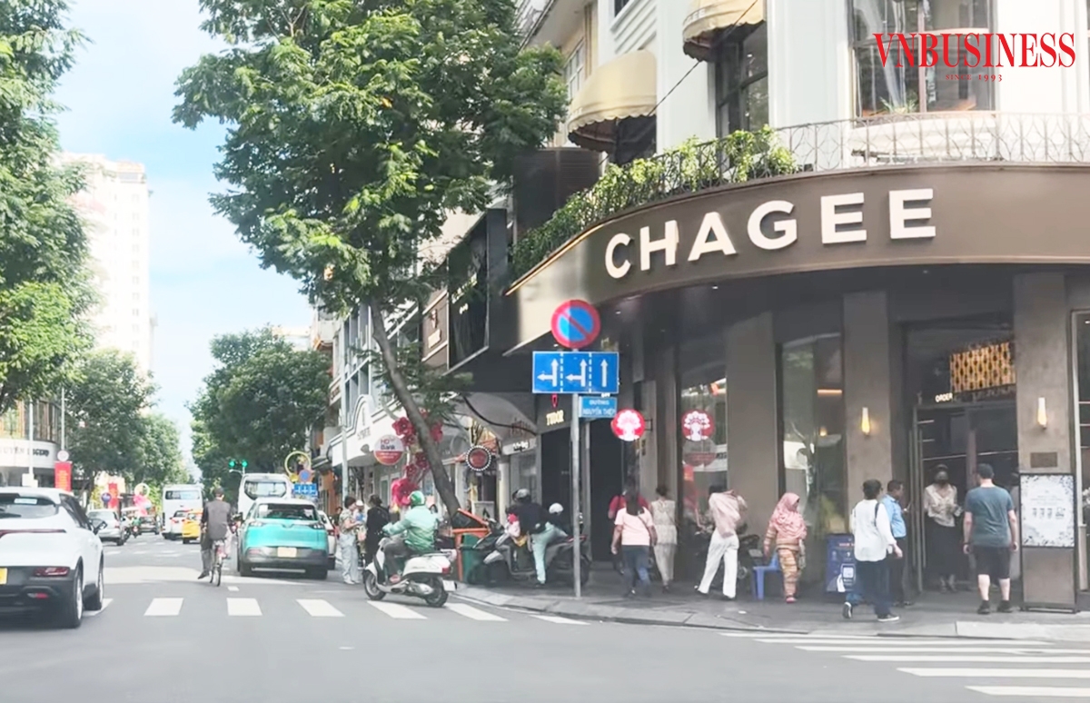 Sau thời gian bị lên án dữ dội vì sử dụng bản đồ có đường lưỡi bò phi pháp, Chagee mở màn hiện diện tại Việt Nam với cửa hàng tại Đồng Khởi &lpar;TP.HCM&rpar;.