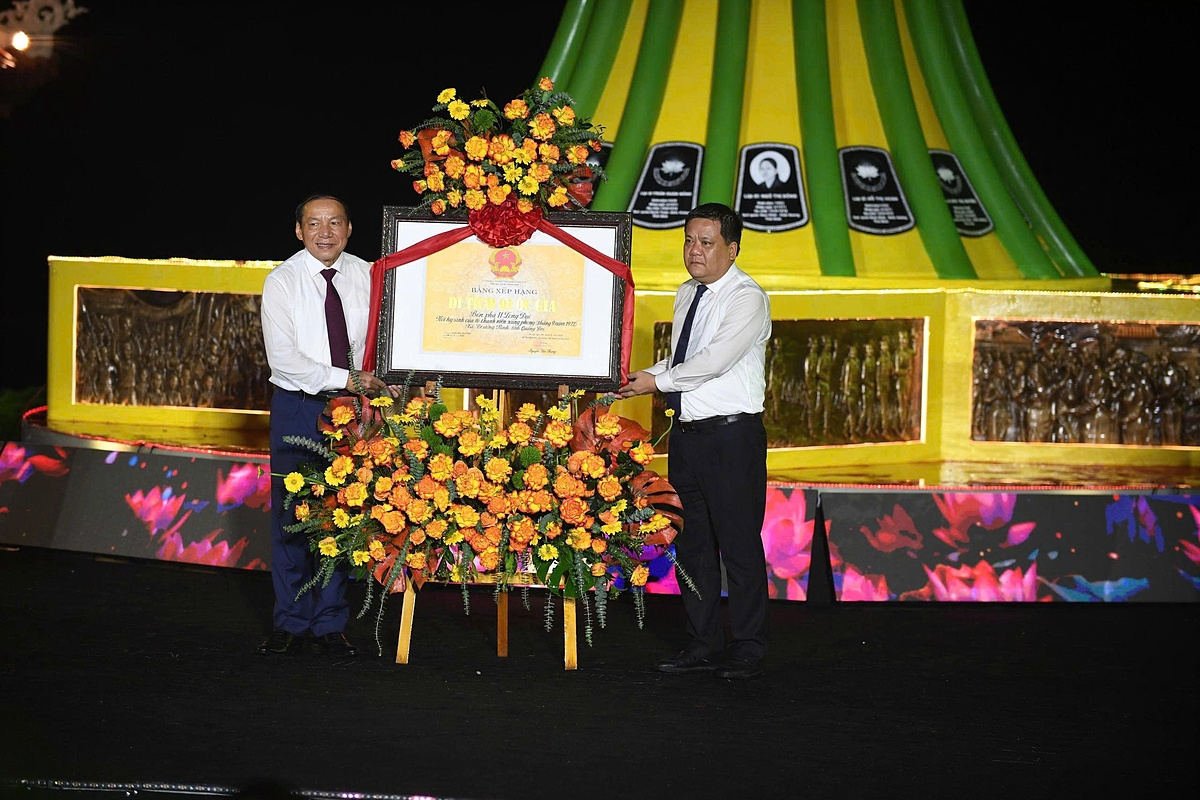 Bộ trưởng Bộ Văn hóa, Thể thao và Du lịch Nguyễn Văn Hùng trao Bằng xếp hạng Di tích lịch sử quốc gia cho lãnh đạo tỉnh Quảng Trị.