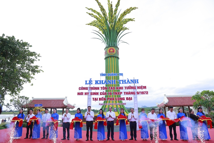 Các đại biểu thực hiện nghi thức cắt băng khánh thành.