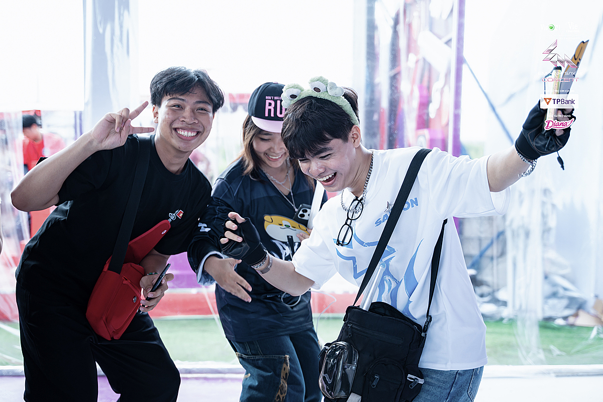 Và tất nhiên là không quên “quẩy” hết mình theo những điệu nhạc sôi động.