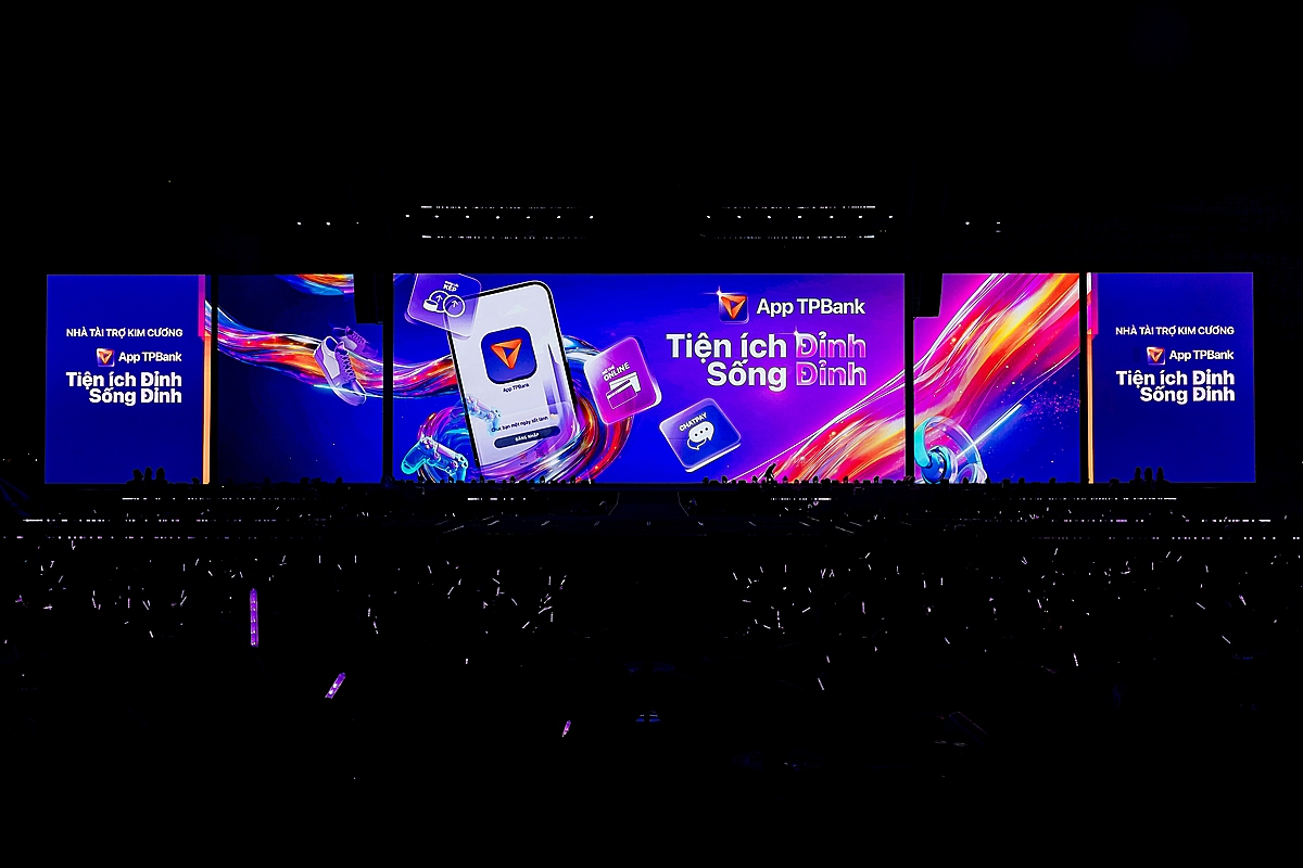 Thông điệp “App TPBank – Tiện ích đỉnh. Sống đỉnh” được hàng vạn Xinhiu đồng thanh hô vang. Ảnh: Vieon