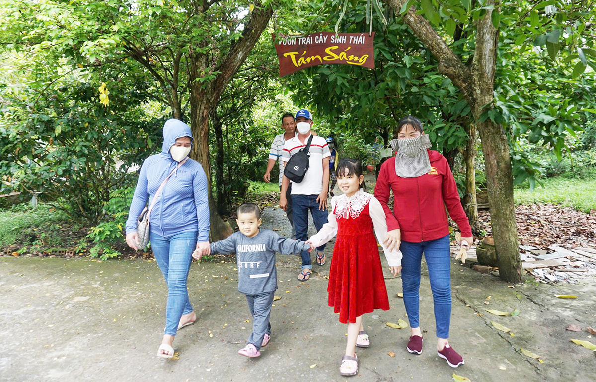 Nông thôn mới xã Tân Phú Trung đổi thay toàn diện, mở đường đón khách du lịch tới tham quan &lpar;Ảnh: BĐT&rpar;.