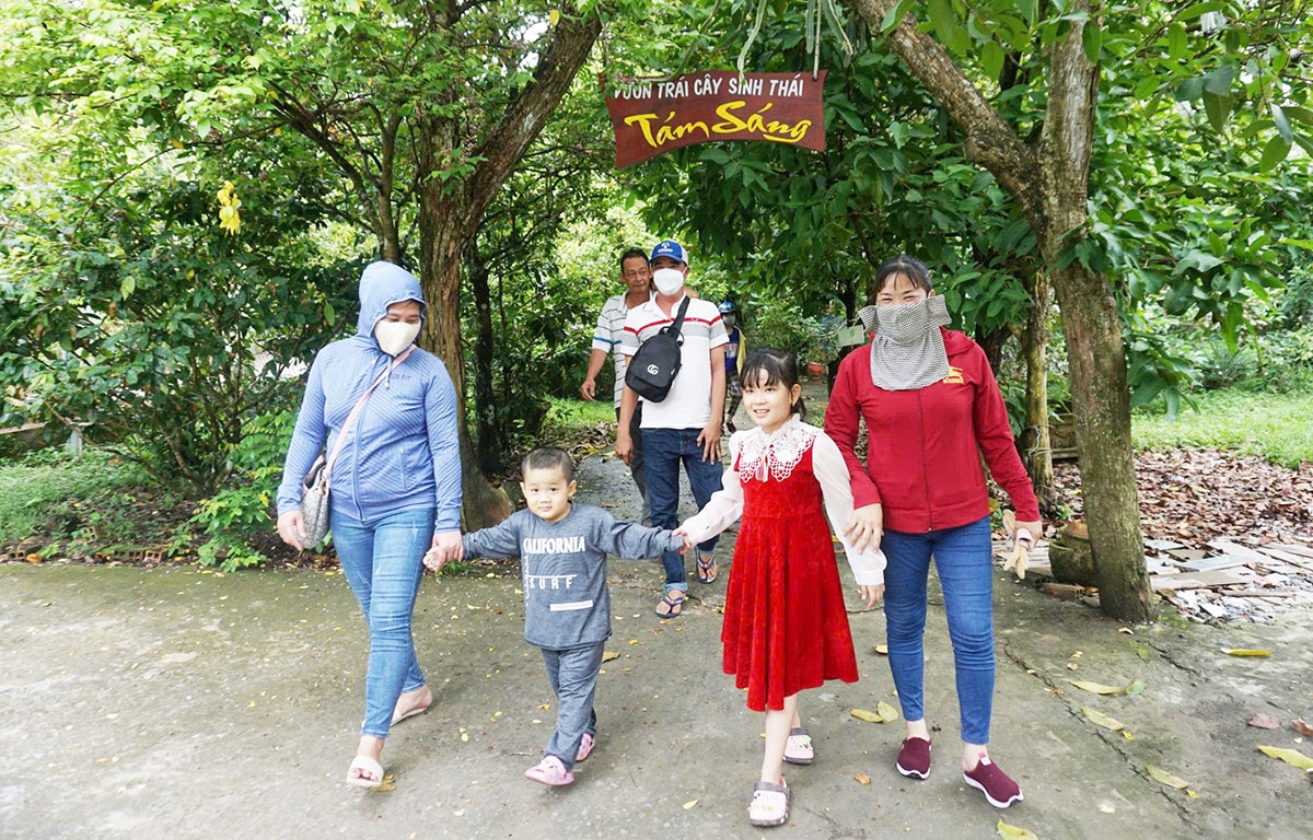 Nông thôn mới xã Tân Phú Trung đổi thay toàn diện, mở đường đón khách du lịch tới tham quan &lpar;Ảnh: BĐT&rpar;.