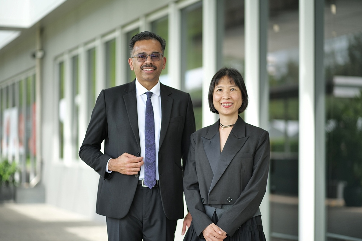Tiến sĩ Justin Xavier &lpar;trái&rpar; và Tiến sĩ Nguyễn Thị Minh Thư &lpar;phải&rpar;.