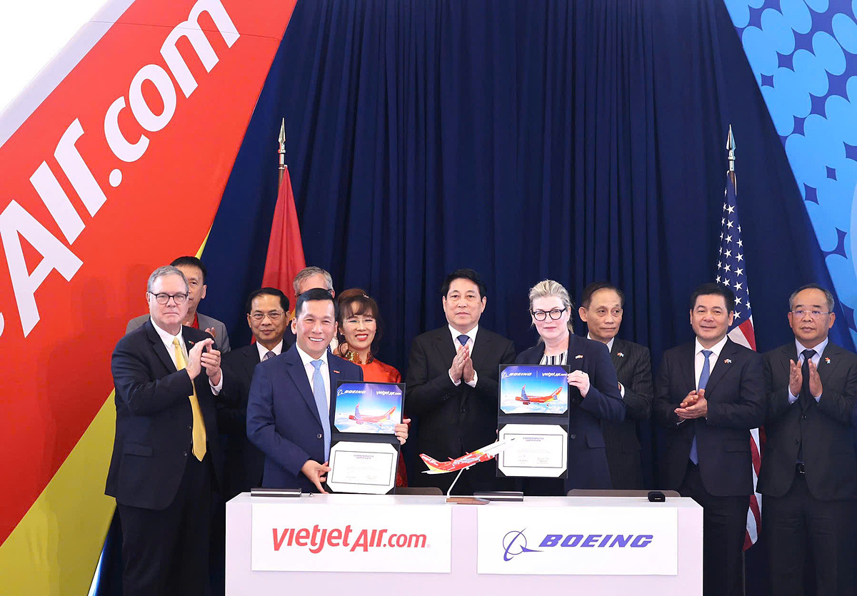 Tổng giám đốc Vietjet Đinh Việt Phương &lpar;trái&rpar; và Chủ tịch kiêm Tổng giám đốc Boeing Commercial Airplanes Stephanie Pope &lpar;phải&rpar; ký kết bàn giao máy bay 737-8 đầu tiên.