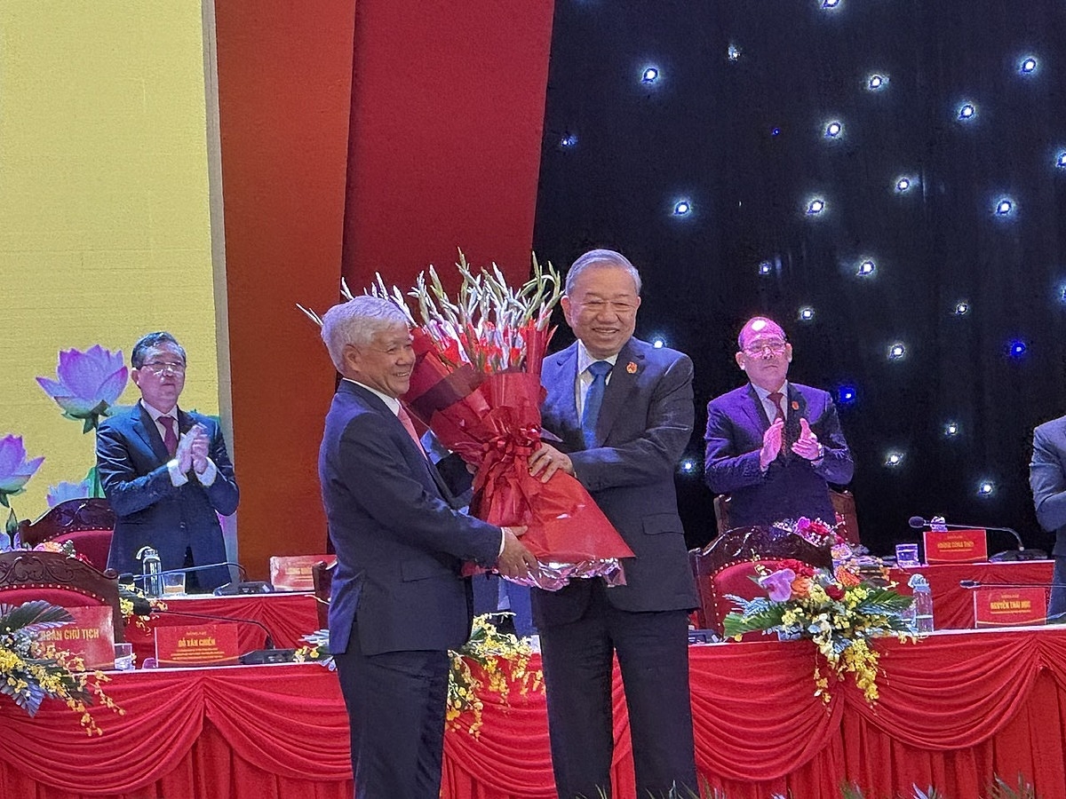 Tổng Bí thư Tô Lâm tặng hoa chúc mừng Ông Đỗ Văn Chiến, Ủy viên Bộ Chính trị, Bí thư Trung ương Đảng, Bí thư Đảng ủy MTTQ, các đoàn thể Trung ương, Chủ tịch UBTƯ MTTQ Việt Nam tại Đại hội đại biểu Mặt trận Tổ quốc Việt Nam lần thứ nhất, nhiệm kỳ 2025–2030.