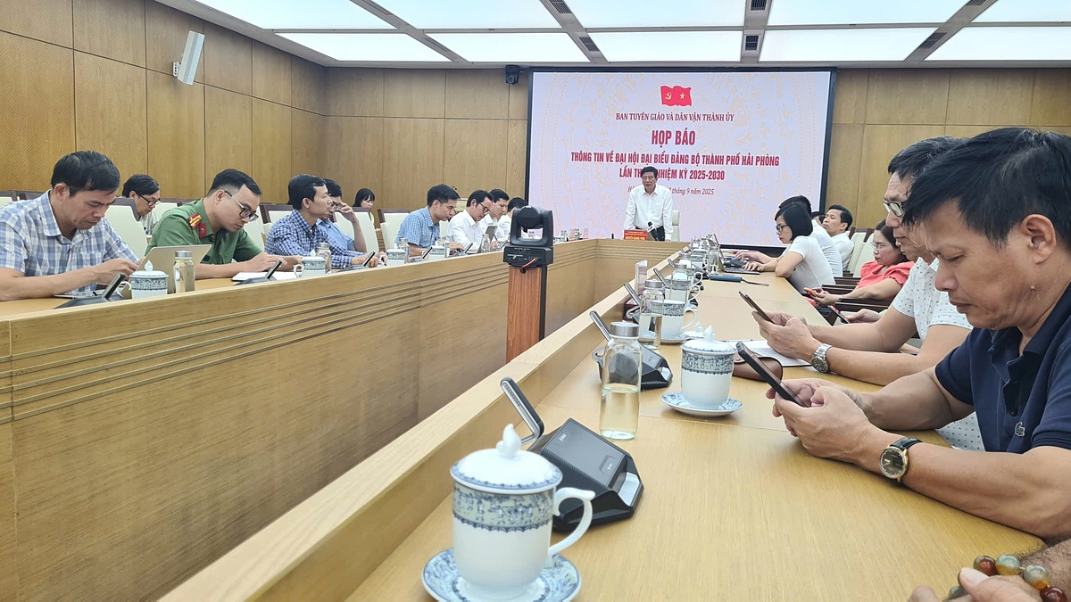 Ông Nguyễn Quang Phúc, Trưởng Ban Tuyên giáo và Dân vận Thành ủy Hải Phòng chủ trì cuộc họp báo.